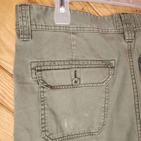 St. John's Bay size 34 green cargo shorts - Picture 8 of 11
